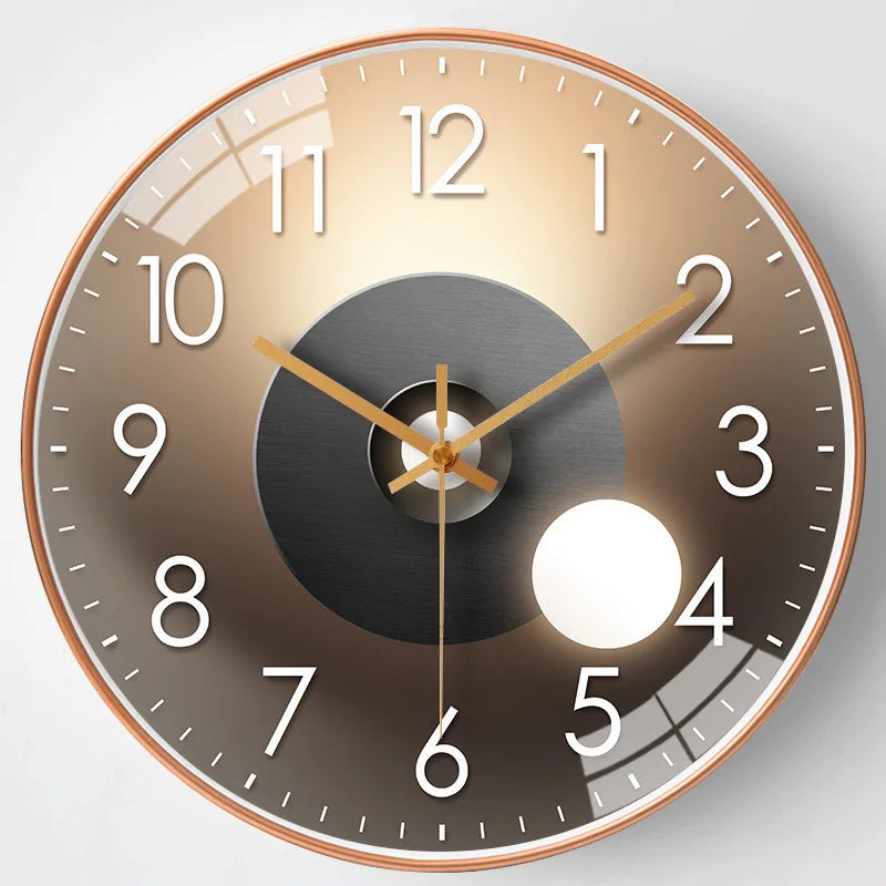 horloge murale moderne quartz aiguille dorée fond marron gris salon verre cristal
