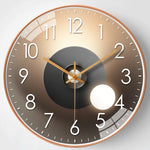 horloge murale moderne quartz aiguille dorée fond marron gris salon verre cristal