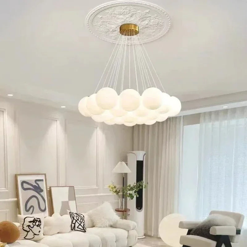 suspension lumineuse moderne boules verre blanc translucide têtes 12 têtes 19 têtes