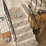 Un magnifique escalier décoré de motifs floraux colorés et élégants, créant une ambiance chaleureuse et accueillante dans cette pièce.