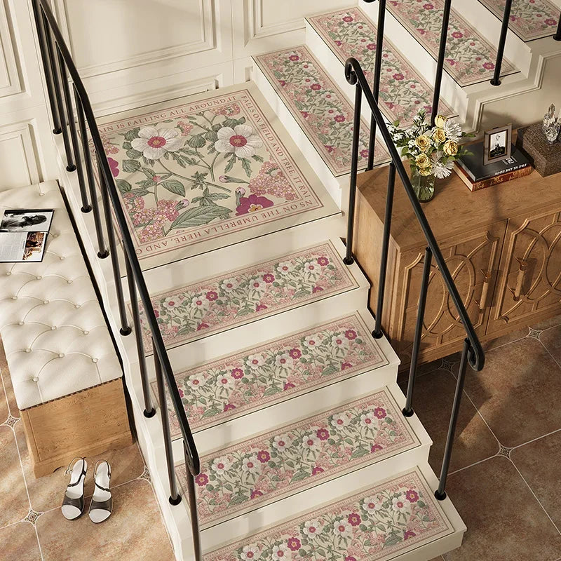 Un magnifique escalier décoré de motifs floraux colorés et élégants, créant une ambiance chaleureuse et accueillante dans cette pièce.