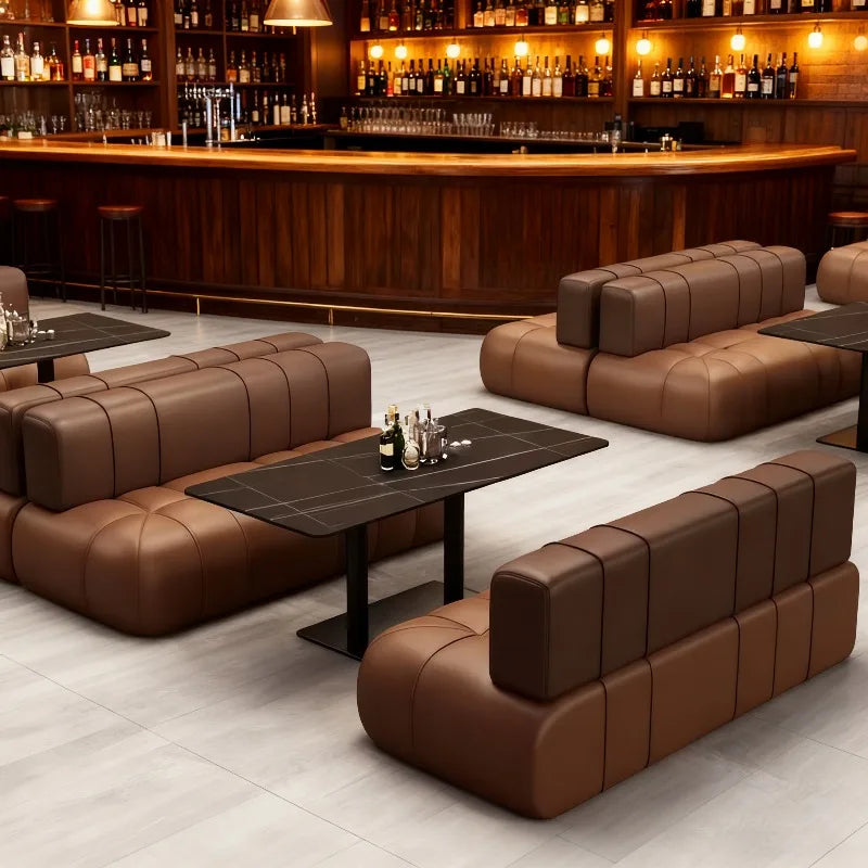 canapé modulable marron clair cuir moderne table noire tabourets noirs meuble salon minimaliste