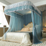 Un magnifique lit à baldaquin avec des rideaux bleus et blancs, créant une atmosphère romantique et élégante dans cette chambre à coucher.