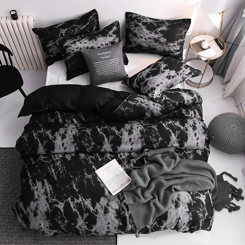 Housse de couette beige dans une chambre décorée
