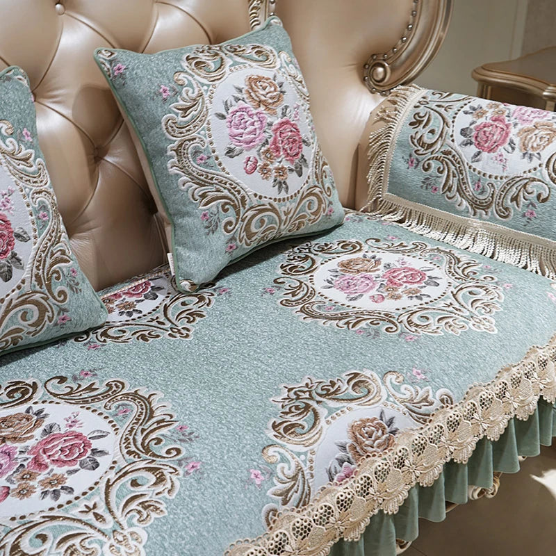 Un magnifique ensemble de literie avec des motifs floraux et des bordures ornées, créant une atmosphère élégante et raffinée dans cette chambre.