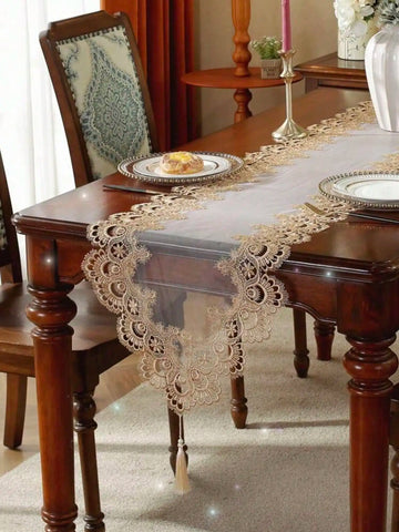 chemin table dentelle brodée blanc motif floral élégant décoration mariage fête maison