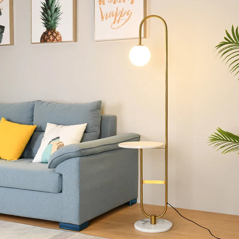 lampe sol moderne or marbre blanc plateau métal minimaliste