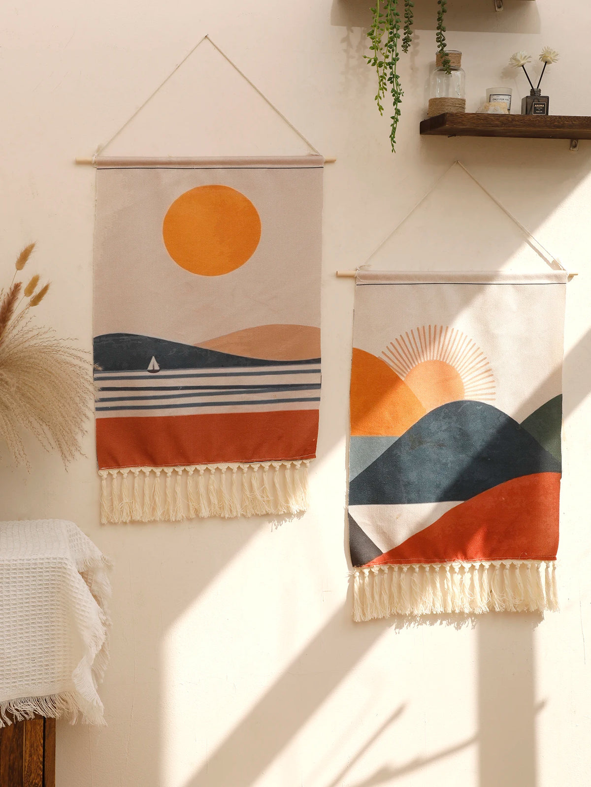 tapisserie moderne paysage soleil montagnes lignes horizontales franges beige orange bleu marine rouge brun