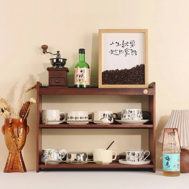 étagère murale moderne bois marron tasses assiettes bouteille vin moulin