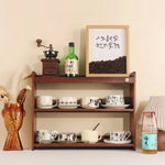 étagère murale moderne bois marron tasses assiettes bouteille vin moulin