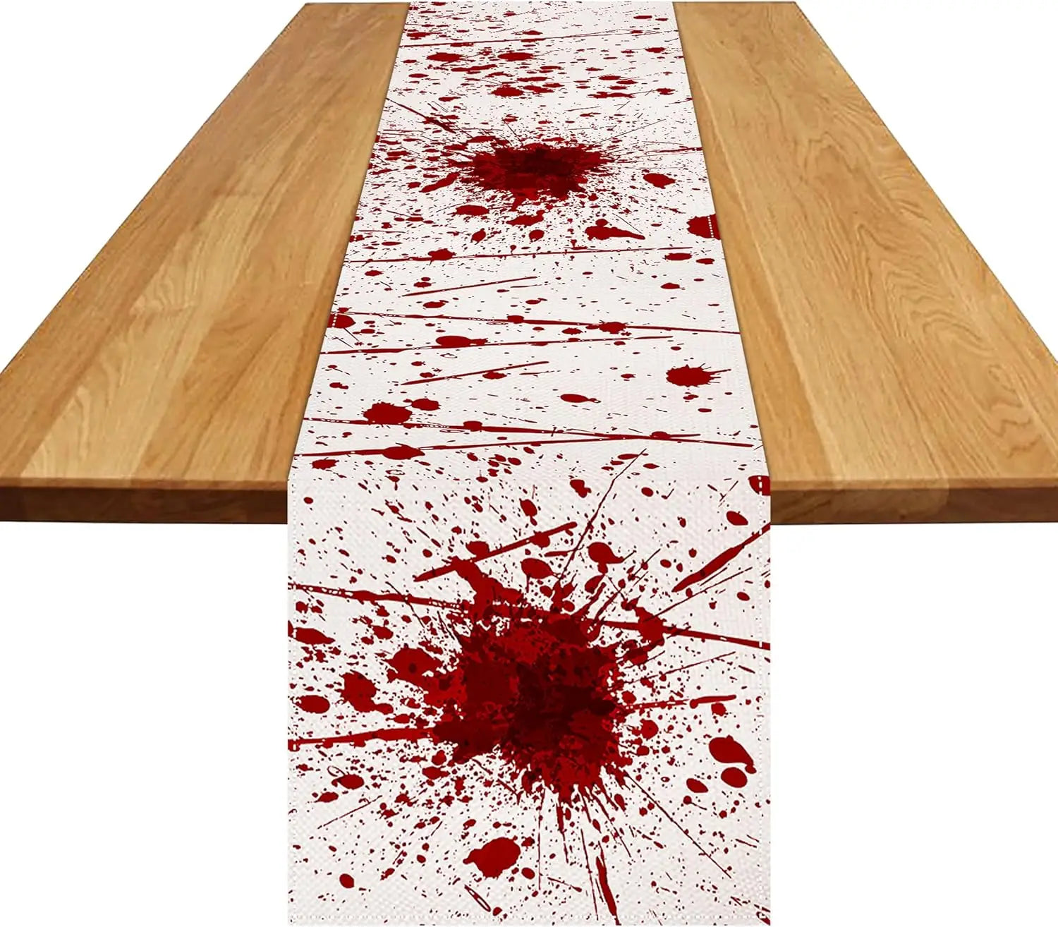 Un chemin de table décoré de taches et d'éclaboussures de couleur rouge sang, créant une ambiance sombre et inquiétante sur la surface en bois.