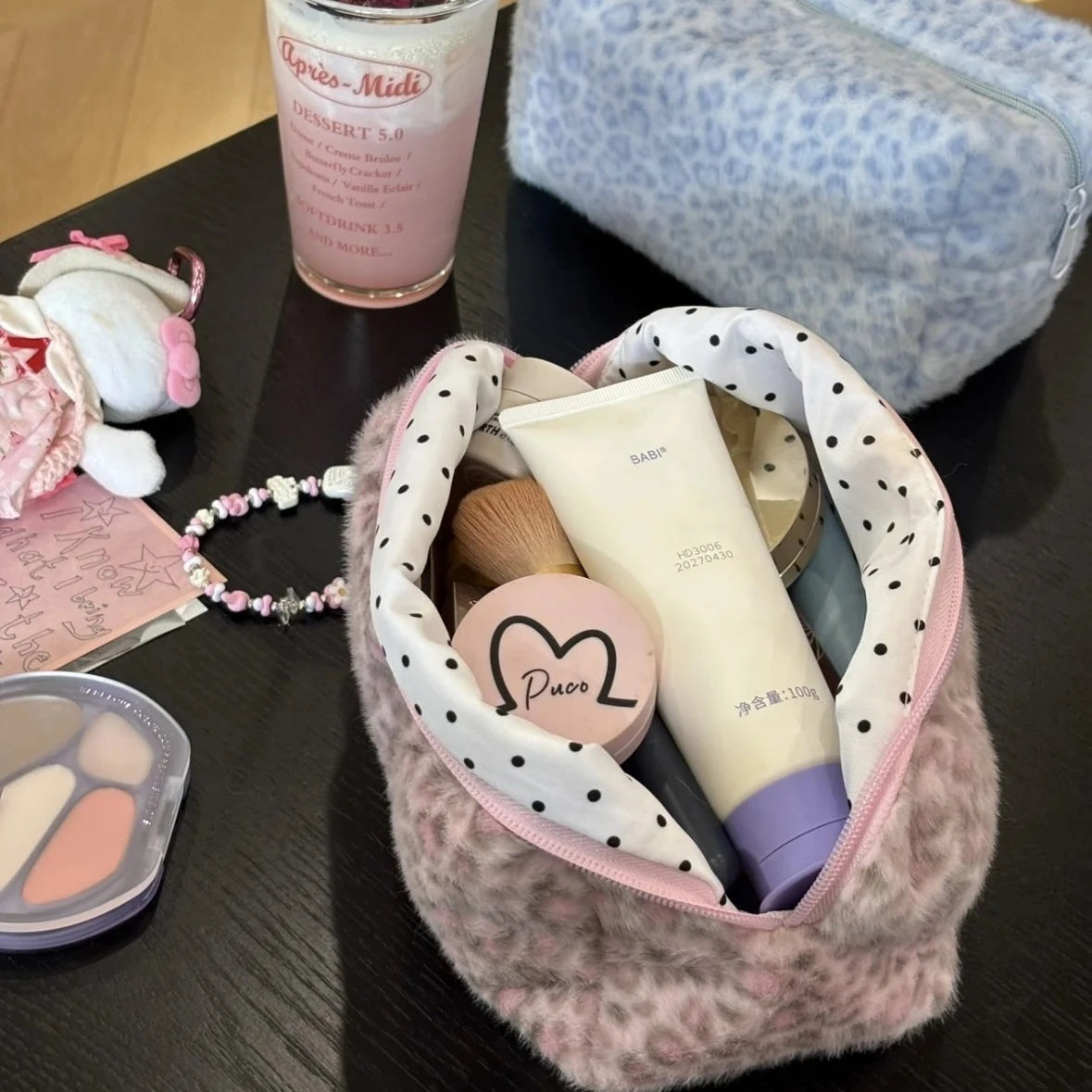 sac cosmétiques marron clair faux fourrure taches blanches fermeture glissière moderne tube crème poudre