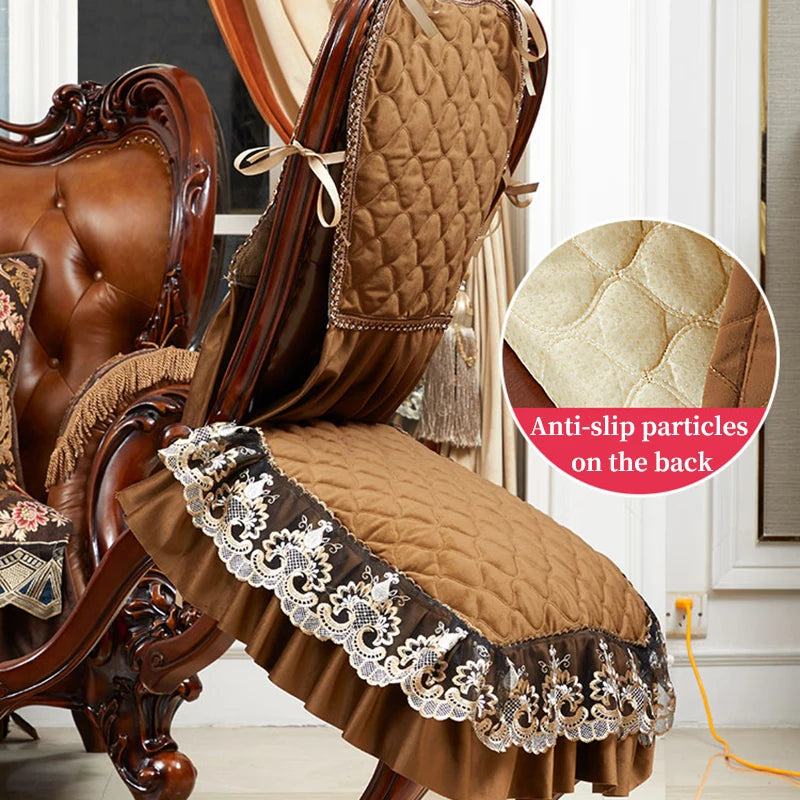 Chaise confortable rembourrée de motifs floraux et de détails en dentelle, avec des particules antidérapantes sur l'arrière-plan assurant la stabilité.