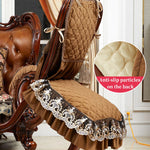 Chaise confortable rembourrée de motifs floraux et de détails en dentelle, avec des particules antidérapantes sur l'arrière-plan assurant la stabilité.