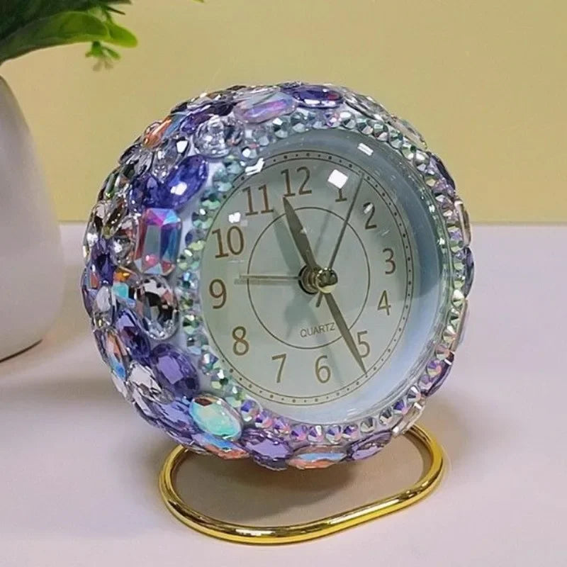 horloge décorative quartz strass transparente support métallique rouge violet argenté chambre salon