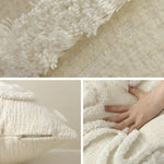 Gros plan d'une surface en tissu moelleux et blanc, avec une vue détaillée de la texture douce et pelucheuse du matériau.