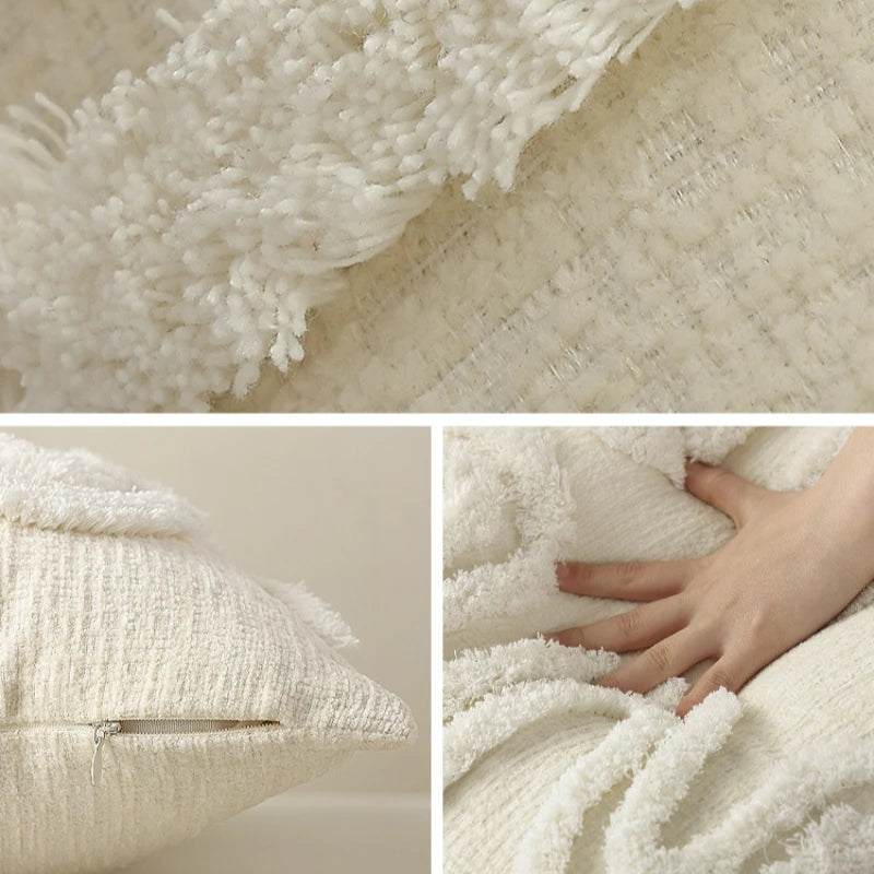 Gros plan d'une surface en tissu moelleux et blanc, avec une vue détaillée de la texture douce et pelucheuse du matériau.