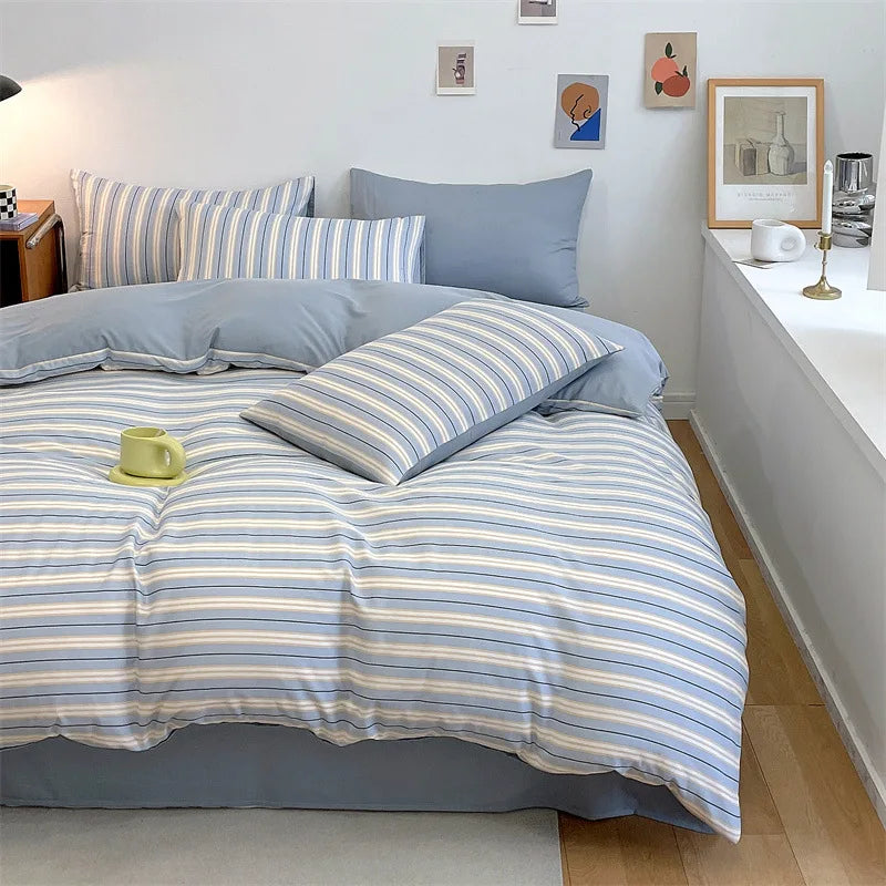 ensemble literie bleu rayures horizontales taies oreillers couverture pliée moderne minimaliste