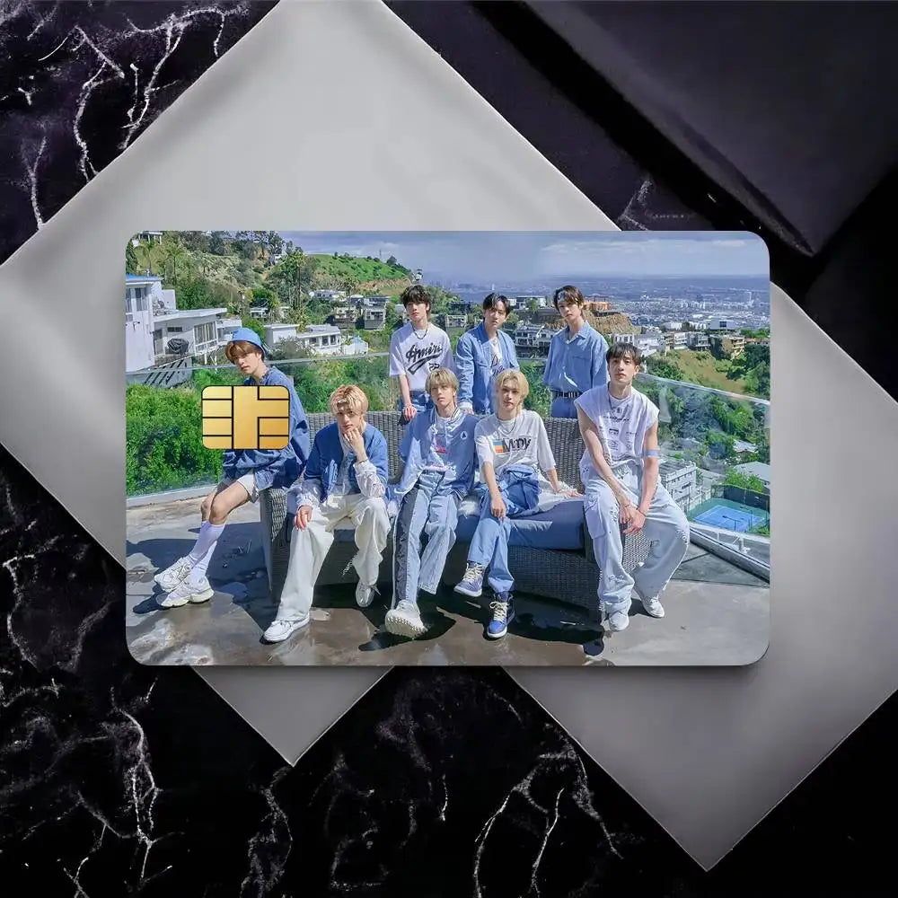 étui carte bancaire kpop strays moderne noir gris blanc personnes costumes formels minimaliste
