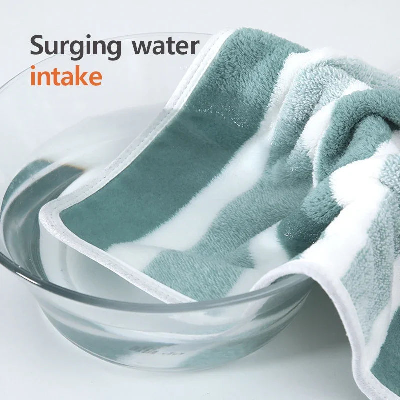 serviette bain polyester coton bleu clair rayures horizontales absorption rapide toilette moderne