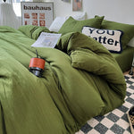 Housse de couette grise dans une chambre moderne avec décoration épurée