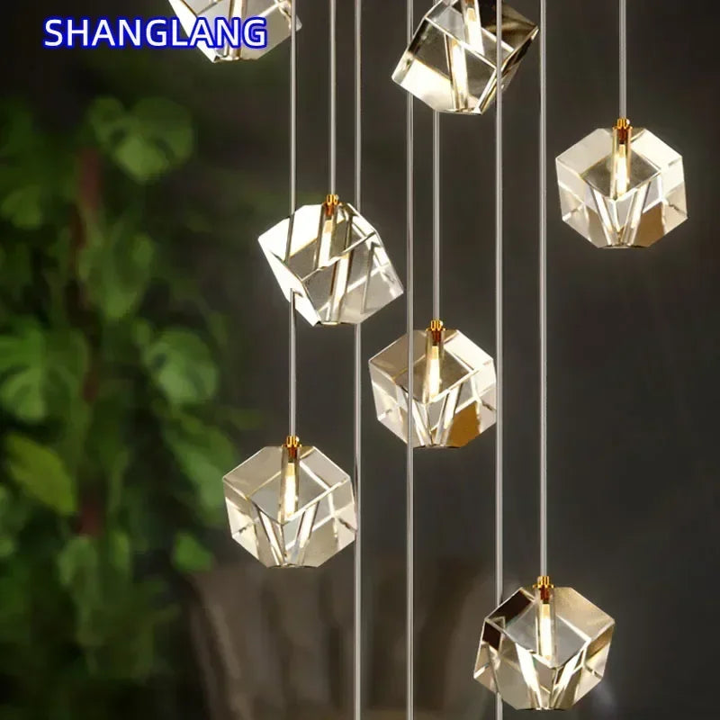 suspension lumineuse moderne transparente dorée facettes géométriques élégantes multiples lampes
