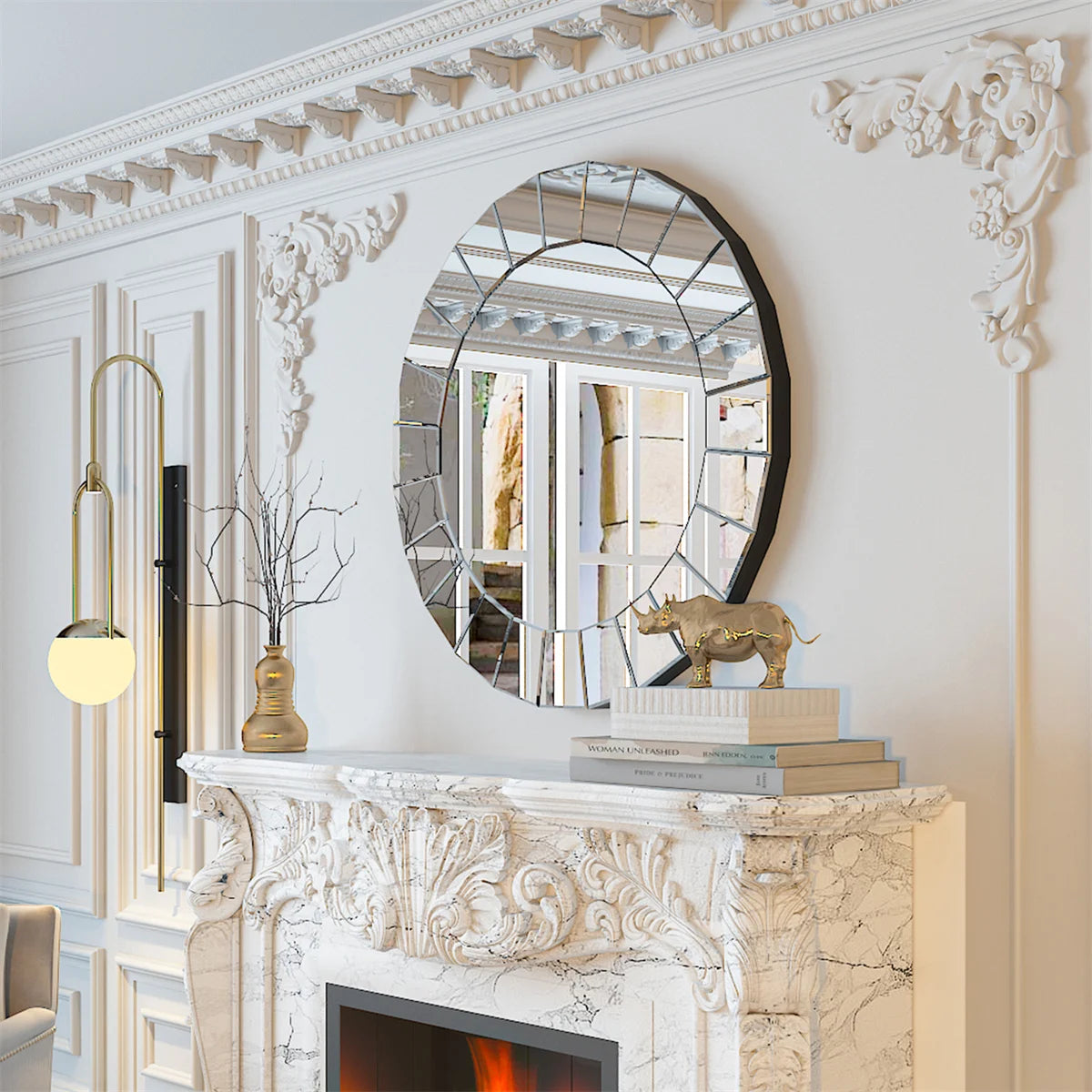 Miroir rond décoratif accroché au-dessus d'une cheminée