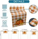 Un tissu motif carreaux oranges et blancs avec citrouilles et feuilles d'automne, accroché de différentes tailles, représentant l'ambiance de la saison automnale.