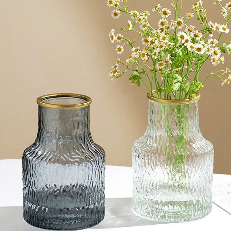 Vase en verre à large ouverture avec fleurs blanches dans un salon élégant