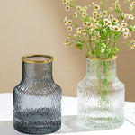 Vase en verre à large ouverture avec fleurs blanches dans un salon élégant