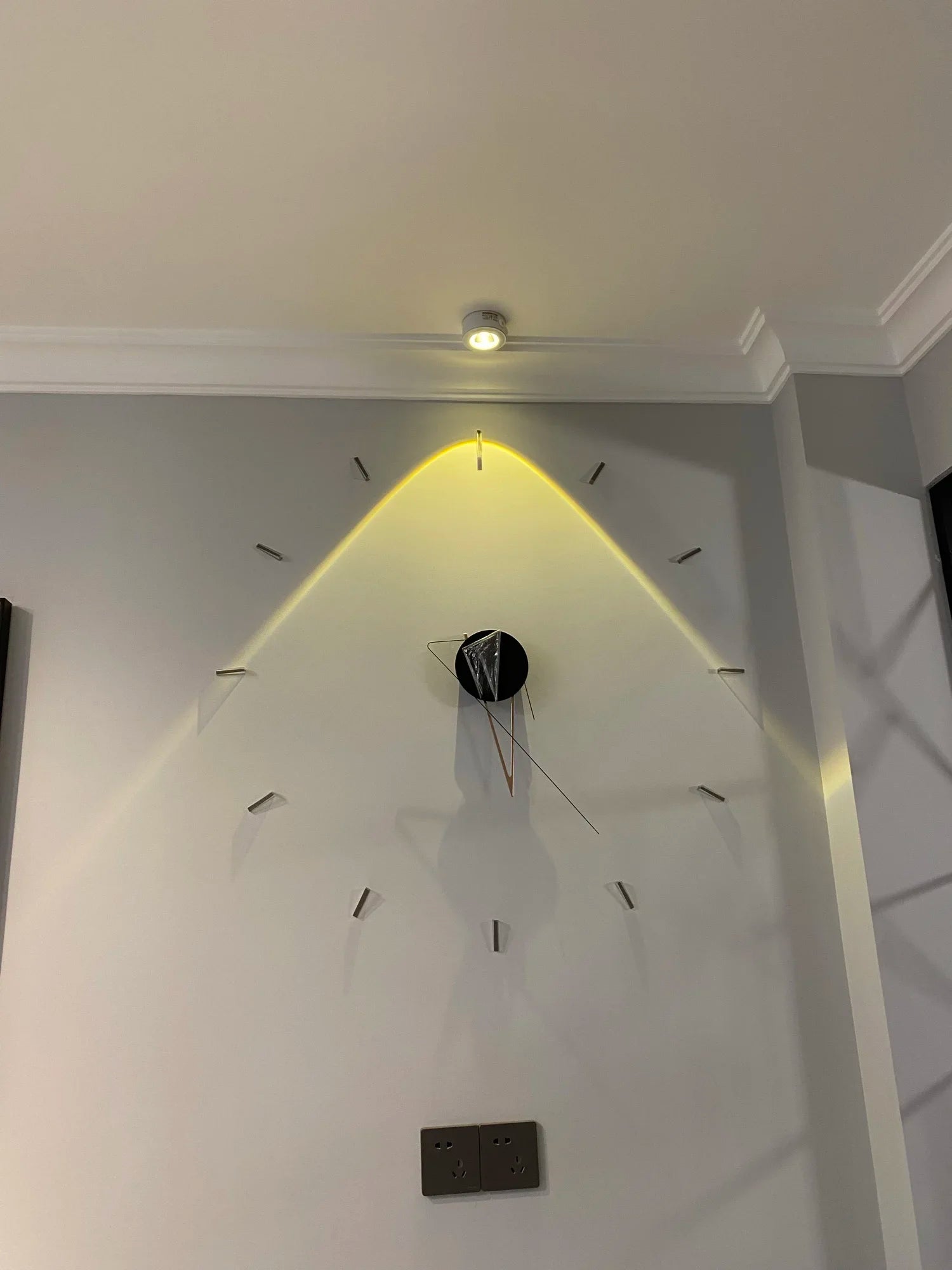 Horloge murale acrylique argentée vue de face