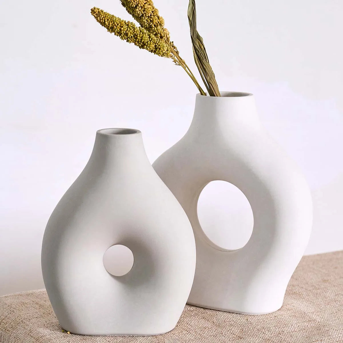 vases decoratifs silicone blanc moderne minimaliste abstrait ouvertures circulaires clips metalliques faux fleurs tiges