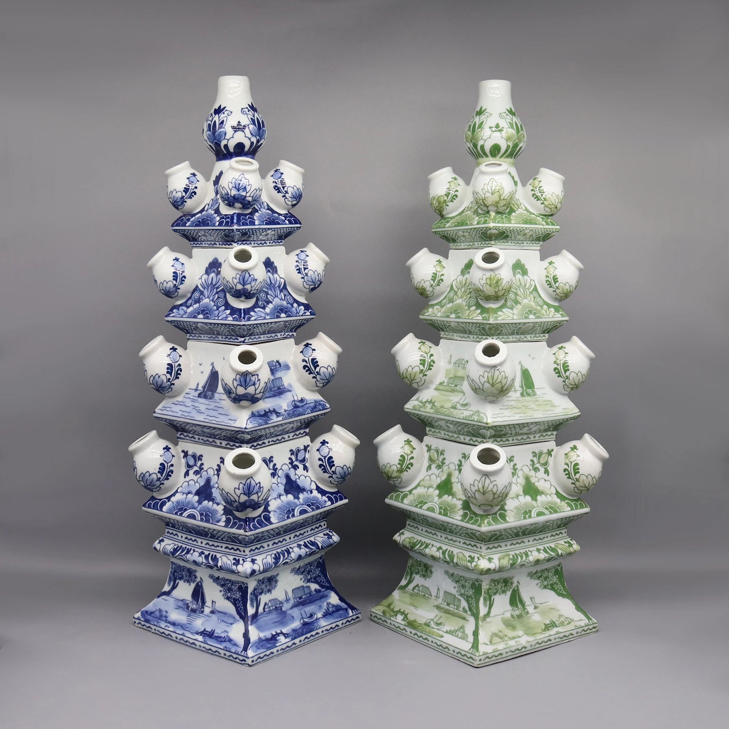 Des lampes en porcelaine décorées de motifs bleus et verts, aux formes architecturales élégantes et détaillées.