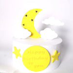 décoration gâteau anniversaire étoiles nuages lune sourire nuit bleu jaune rose