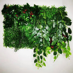 plantes artificielles vertes feuilles variées fruits rouges extérieures accrochées décoration naturelle maison exposition