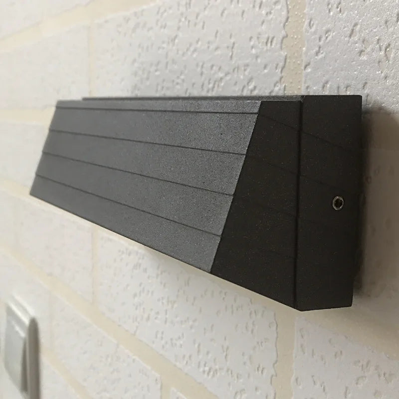 applique murale moderne aluminium noir rayures horizontales lumiere led exterieure
