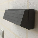 applique murale moderne aluminium noir rayures horizontales lumiere led exterieure