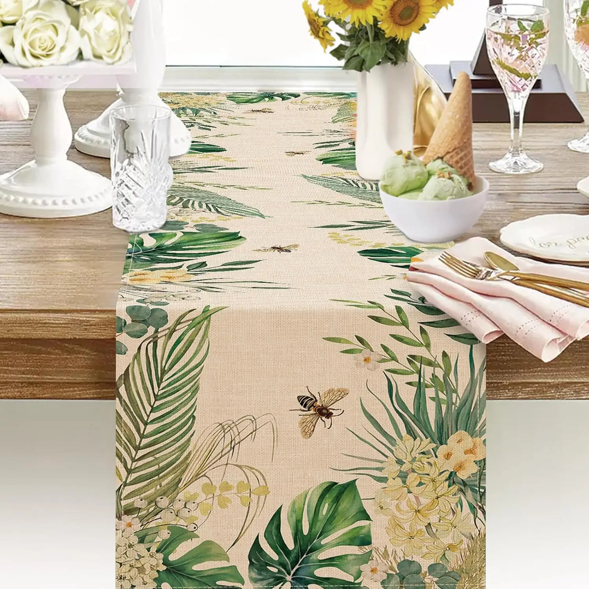 Magnifique chemin de table en lin écru orné de belles fleurs, feuilles tropicales et insectes délicatement imprimés, créant une atmosphère naturelle et élégante parfaite pour une table dressée avec soin.
