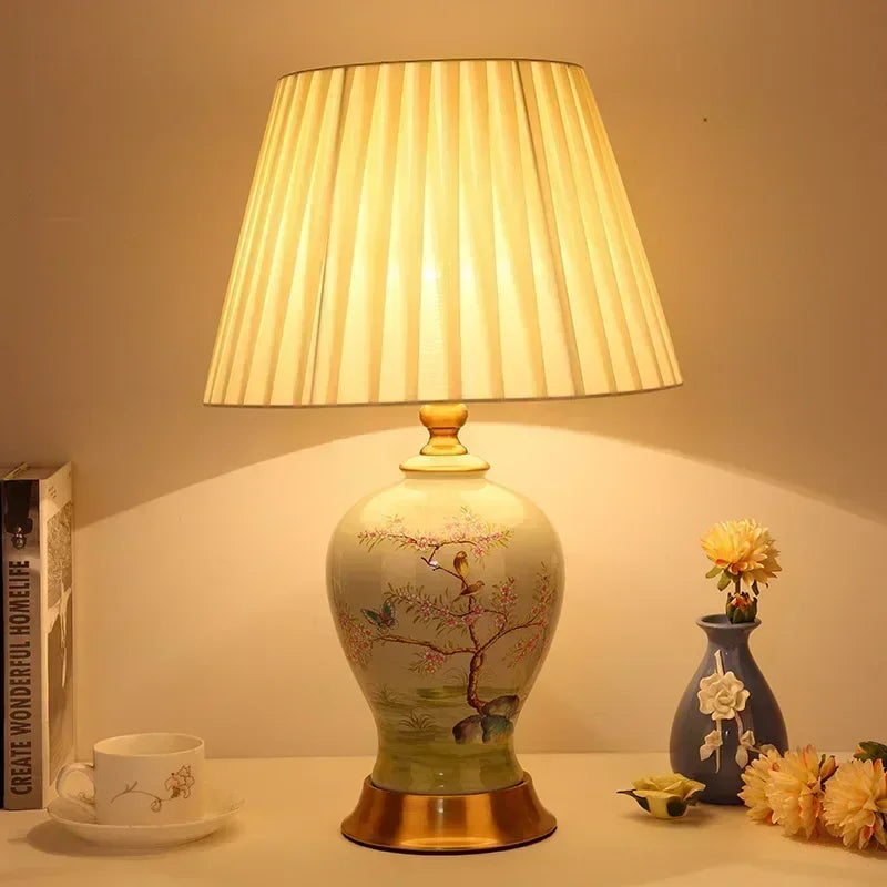 lampe table céramique motifs floraux abat jour plissé base dorée classique blanc bleu vert