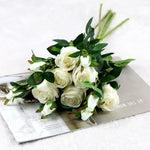décoration maison bouquet fleurs artificielles roses ouvertes feuilles vertes réaliste anniversaire mariageintérieur