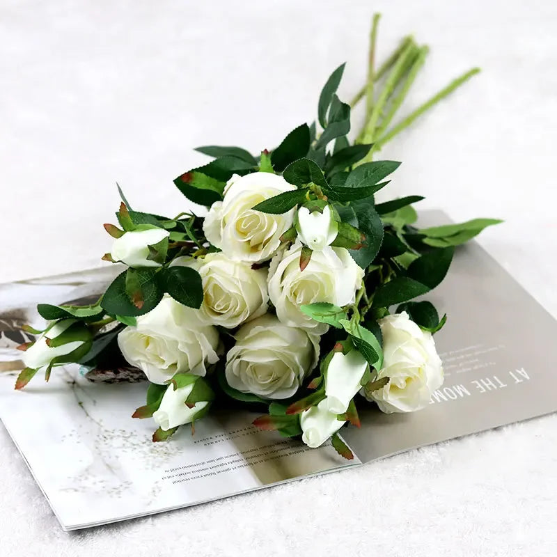 décoration maison bouquet fleurs artificielles roses ouvertes feuilles vertes réaliste anniversaire mariageintérieur