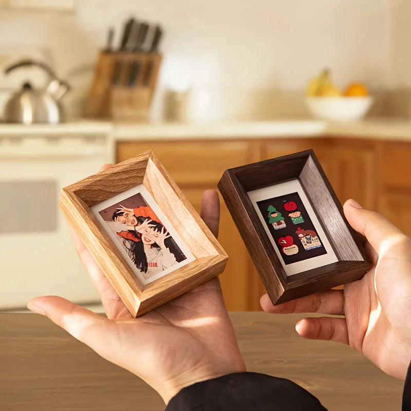 cadres photo bois clair foncé modernes miniatures décor maison illustrations personnages objets