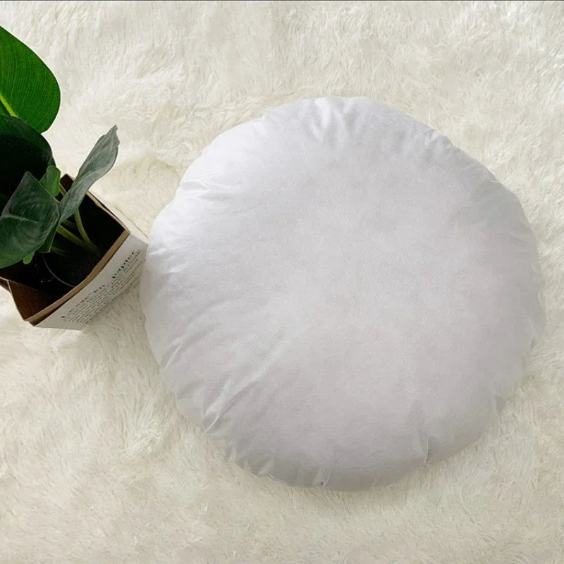 Ensemble de coussins ronds blancs sur canapé moderne