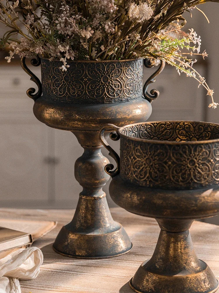 vase doré fleurs séchées motifs floraux vintage ornements géométriques aspect patinéintérieur champêtre élégant