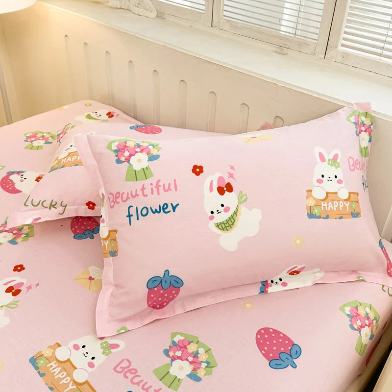 Couverture de lit avec motifs de fleurs et de lapins, créant une ambiance douce et enfantine dans une chambre.