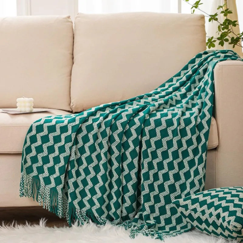 couverture tricotée vert foncé motif zigzag pompons canapé lit décoration intérieure moderne large