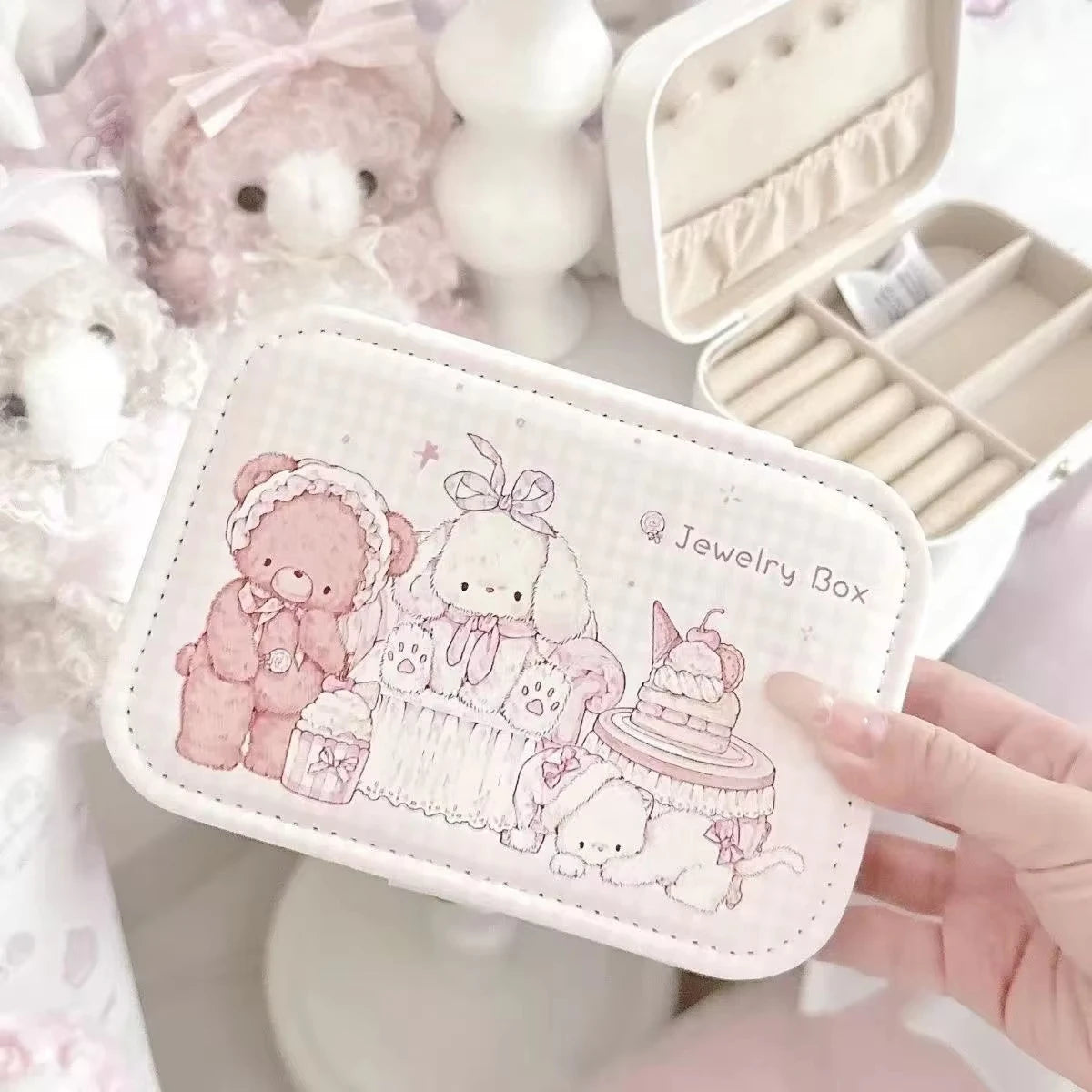 boîte bijoux cuir blanc imprimé mignon compartiments tissu intérieur moderne élégant fermoir magnétique