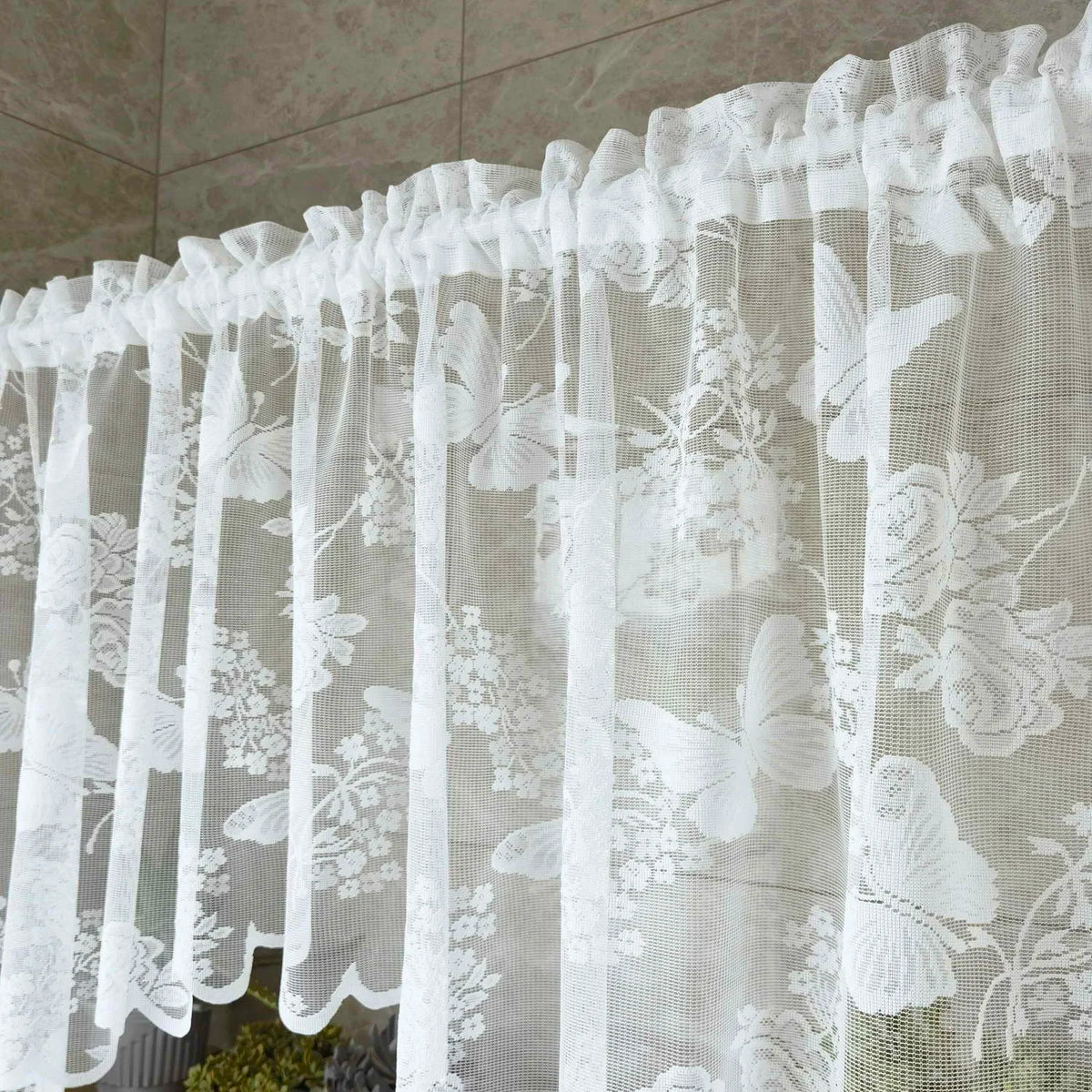 rideau blanc papillons fleurs transparent brodé maison hospitalité commerce