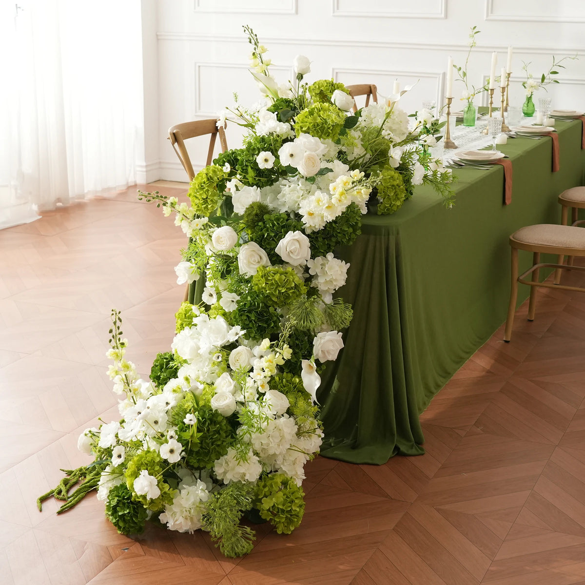 Décoration florale arché vert blanc mariage romantique extérieur classique artificielle feuillets suspension table événement