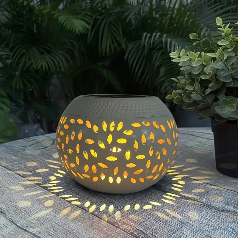 lampe solaire moderne perforations dorées jardin patio extérieur noir éclairage paysager